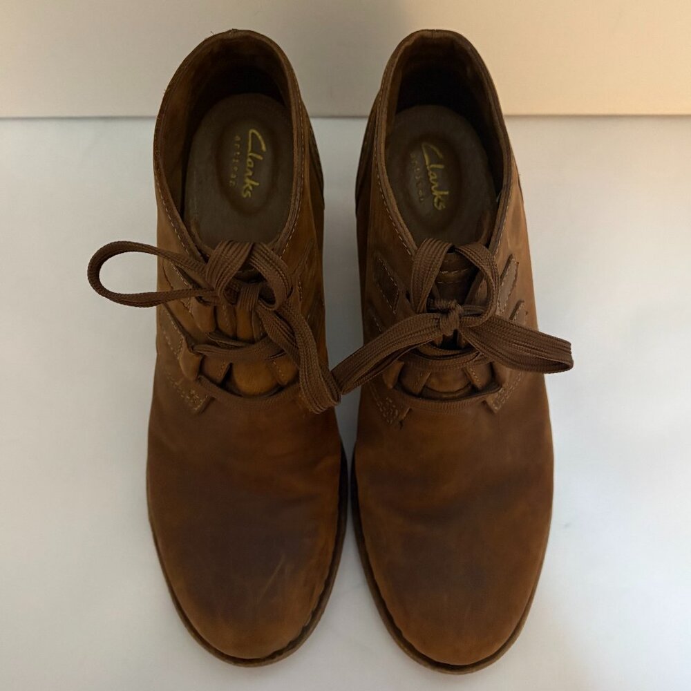 Clarks Carleta Lyon Woman's Brown Nubuck Distressed Leather Ankle Boots Size 9.5